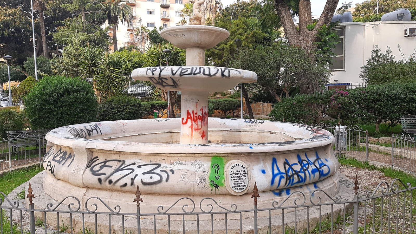 Fontana di villa Casesa, simbolo di degrado, abbandono urbano e incapacità di chi governa
