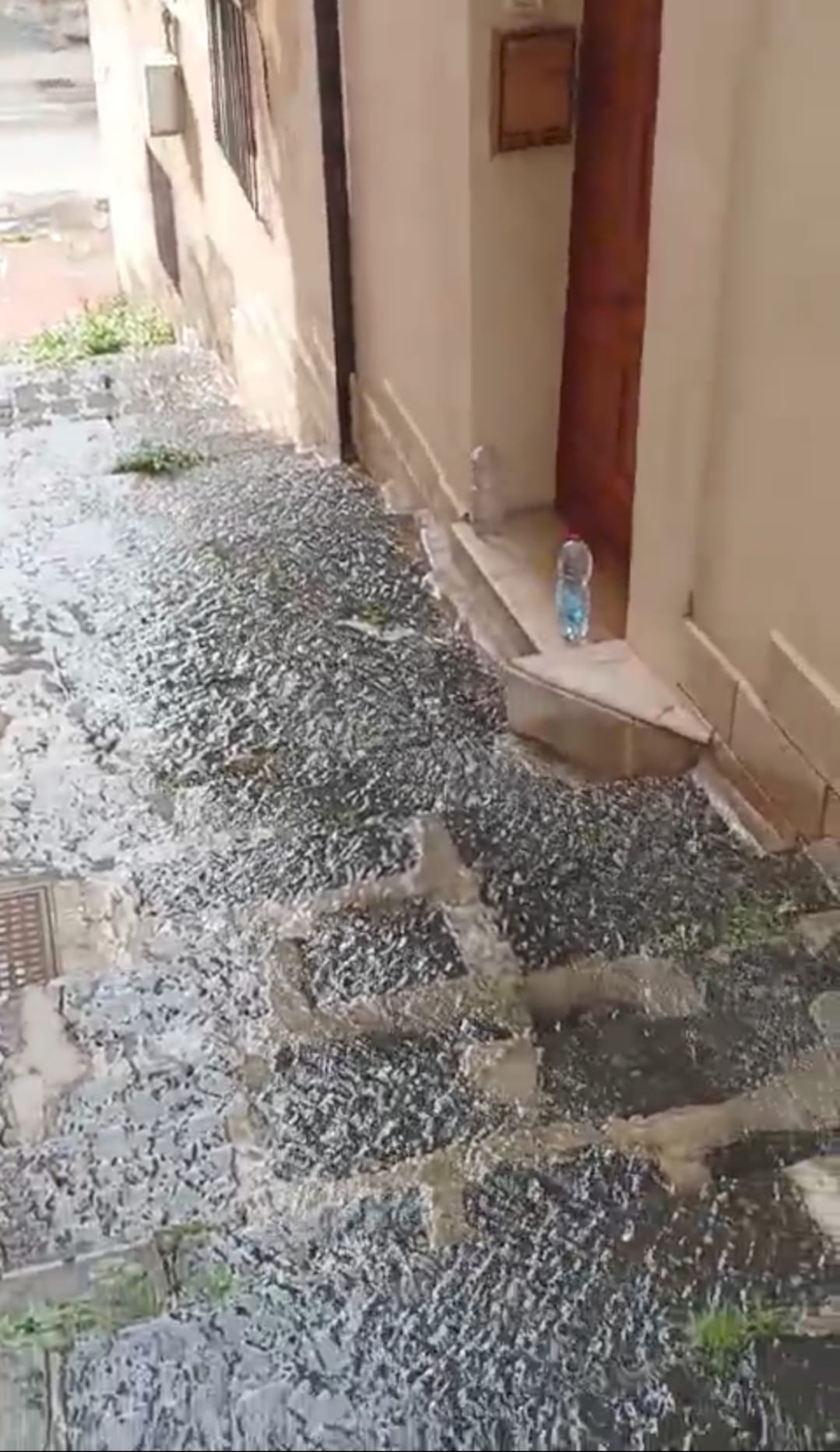 Cortile Agrò, angolo via Garibaldi, anziana “sequestrata” in casa per la perdita idrica non riparata… da 5 mesi