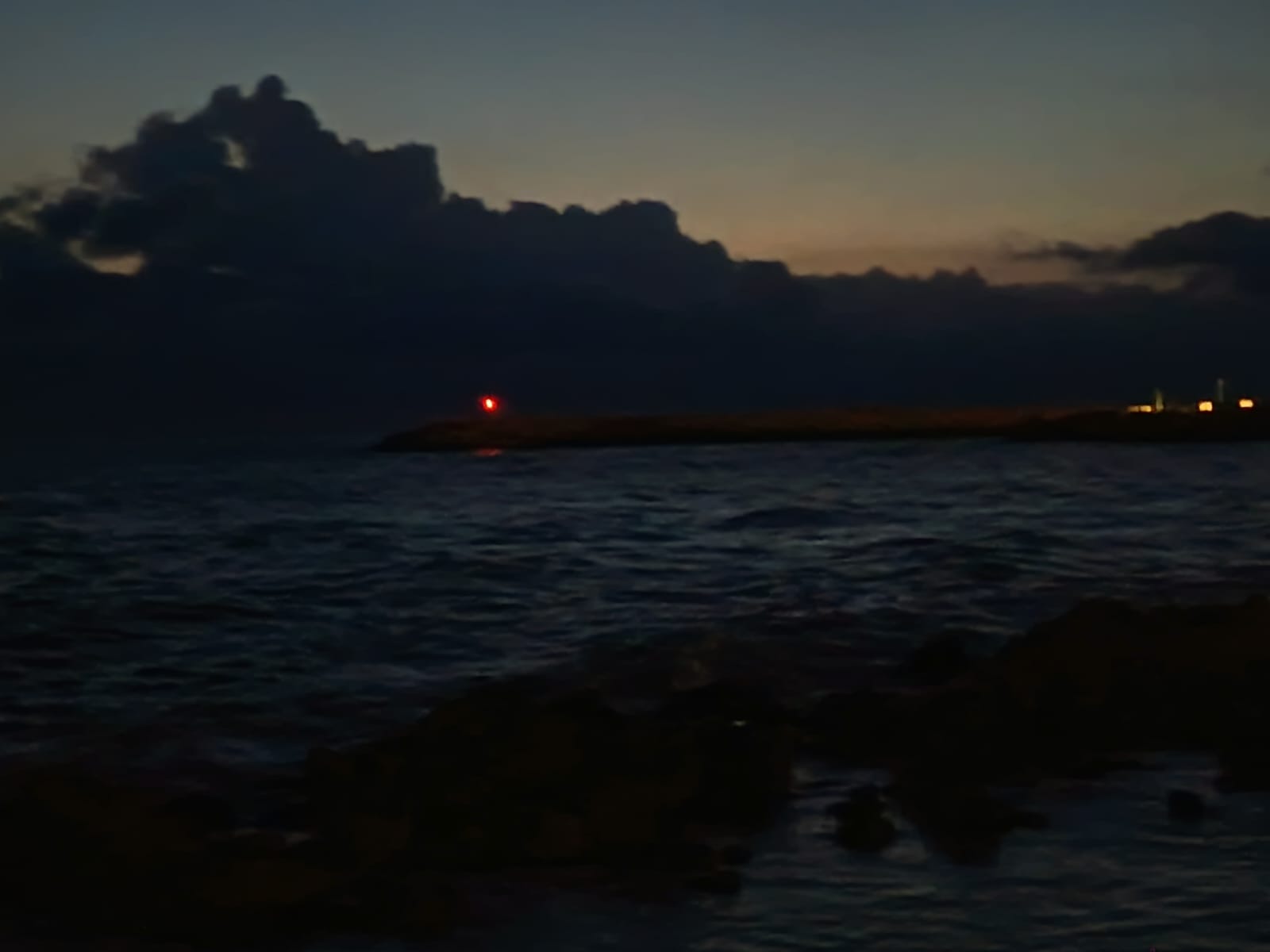 “Avviso ai naviganti”, la luce verde all’ingresso del porticciolo di San Leone spenta da tempo, lampeggia solo la rossa