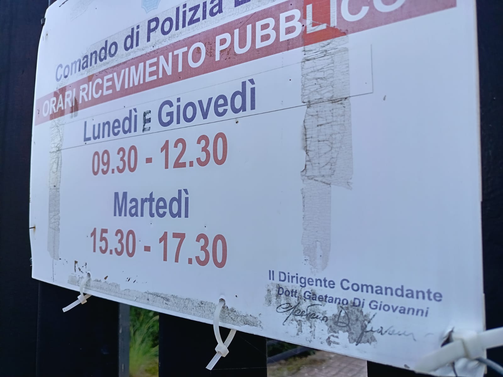 Sulla tabella davanti la caserma della polizia municipale il comandante è sempre Di Giovanni