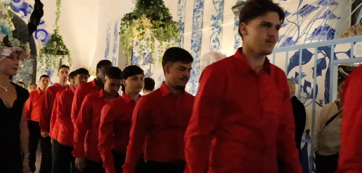 Camice rosse indossate dagli uomini per dire no alla violenza di genere. A Catania la conferenza-evento “Ti amo da morire”