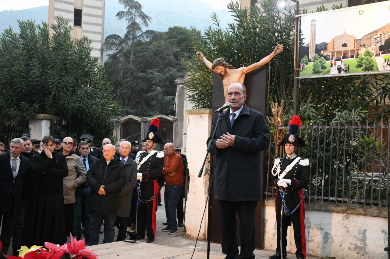 Renato Schifani alla cerimonia di consegna del Crocifisso restaurato nella borgata palermitana di Borgo Nuovo: “Le istituzioni insieme per dare speranza ai ragazzi”