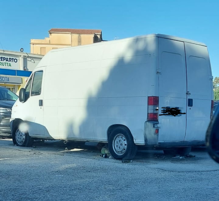 Furgone abbandonato da mesi a pochi passi dal Palacongressi e negozi