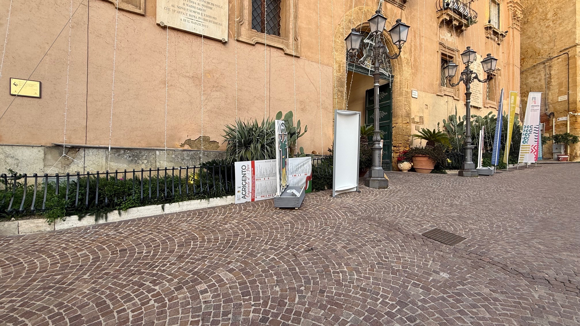 Agrigento, il “salotto buono” dimenticato: degrado e abbandono davanti al Comune e in piazza San Giuseppe