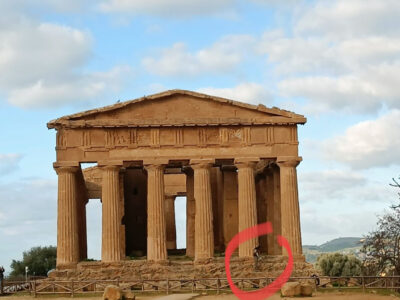 Decespugliatore in azione al Tempio della Concordia. Una guida turistica denuncia: buona manutenzione o scempio?
