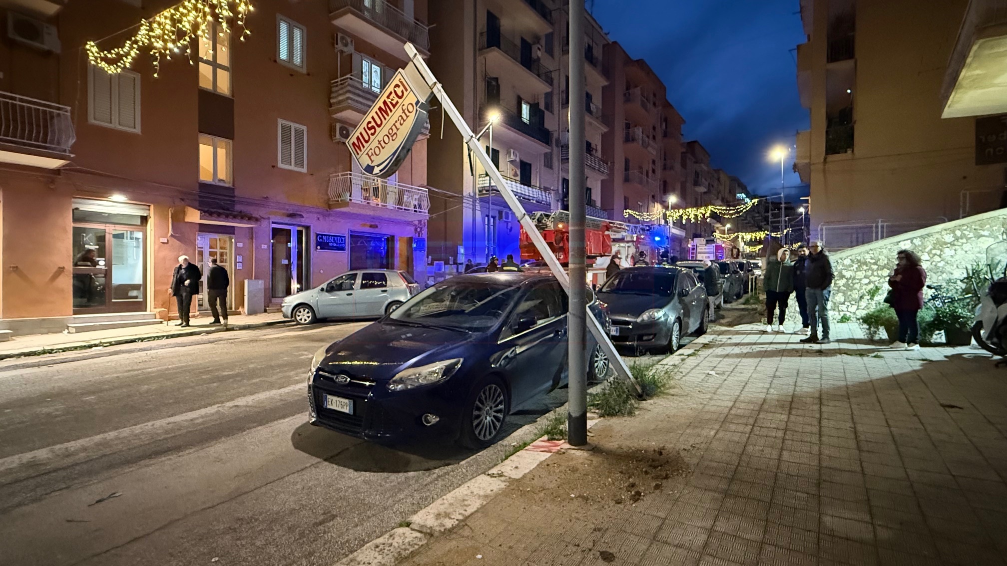 Agrigento, palo di un’insegna si adagia su un’auto: solo paura, nessun ferito nella centralissima Via Manzoni