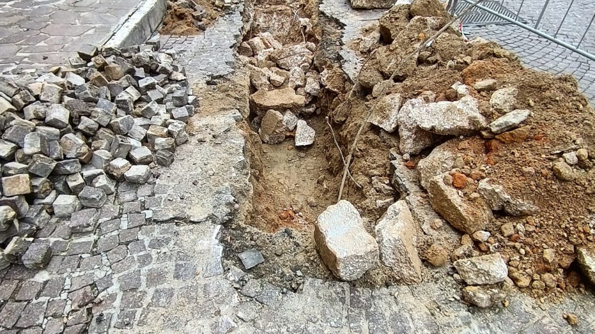 Intervento in corso sulla buca di piazza Pirandello, nessuna tubatura trovata
