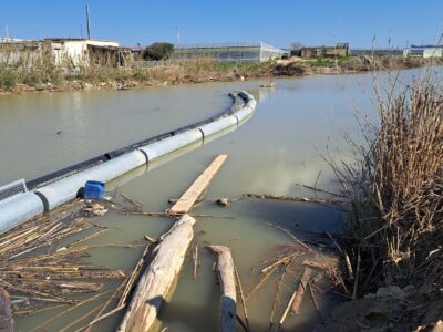 Barriere “acchiappa plastica” alla foce del fiume Dirillo ad Acate per ridurre l’inquinamento: un intervento innovativo per la tutela degli ecosistemi idrici e costieri