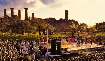 Consulenze gratis per la Sagra del Mandorlo, ma senza comparazione e guai a parlare di conflitto d’interessi