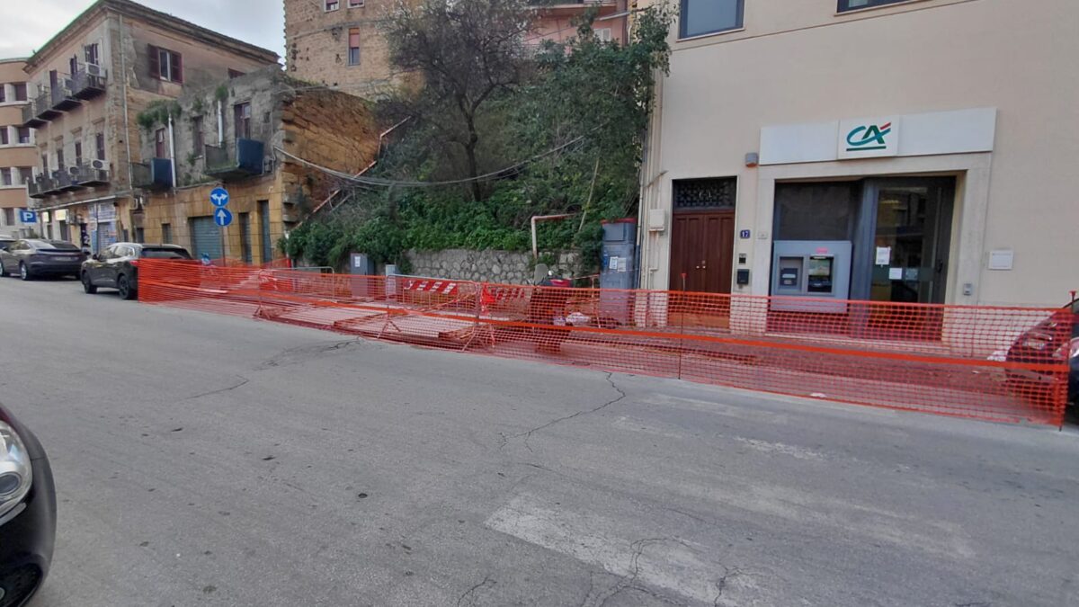 Una “maxi lapazza” in attesa che venga rimosso il tabellone abbattuto in via Imera