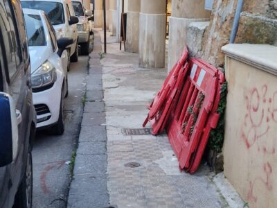 Via Gioeni, tombino aperto tra il Conad e il parcheggio comunale: pericolo per pedoni e disabili