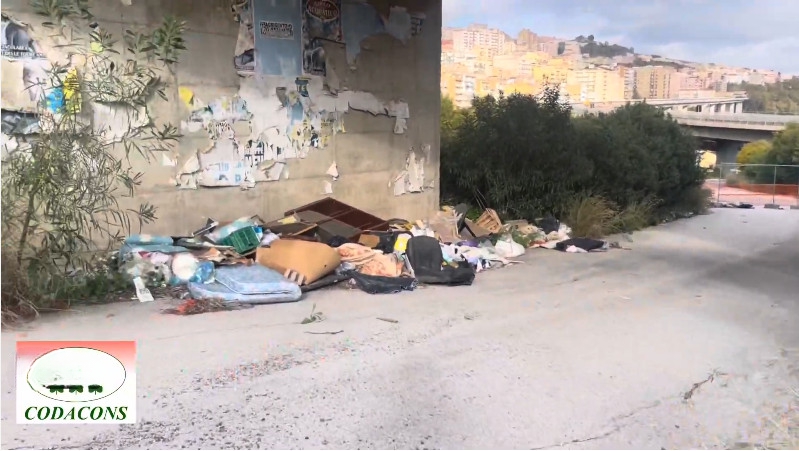 Rifiuti: più 63mila euro, per l’inflazione: il servizio si paga tutto, ma per molti cittadini tanta immondizia resta per strada.