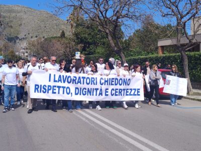 Stagione balneare a Mondello, i lavoratori della società “Italo Belga” in corteo in attesa della sentenza del T.A.R : “Temiamo di perdere il lavoro”
