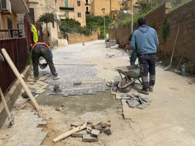 Via Nicone comincia a riprendere forma, mattonella dopo mattonella