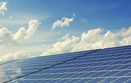 Contrasto alla povertà energetica, dalla Regione Siciliana 12 milioni di euro per nuovi impianti fotovoltaici. Il presidente Renato Schifani: “Misura sociale per ridurre i costi e favorire la sostenibilità ambientale”