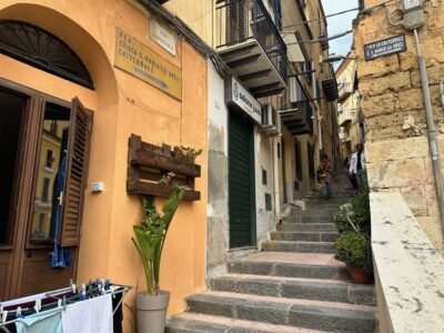 Via Saponara, il Comune fa marcia indietro: via i muri dopo l’articolo di Report Sicilia