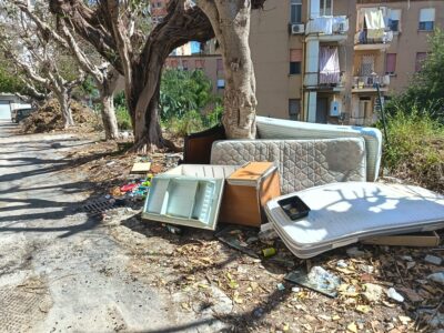 Via Toniolo abbandonata da settimane al degrado più assoluto