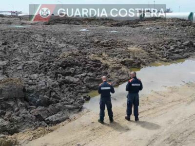 Continua nel silenzio assoluto lo scandalo della melma del porto di Trapani ammassata all’ingresso della città