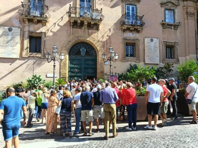 Manifestazione per l’acqua davanti al Municipio, il sindaco “circondato” dice: “Sono con voi …”