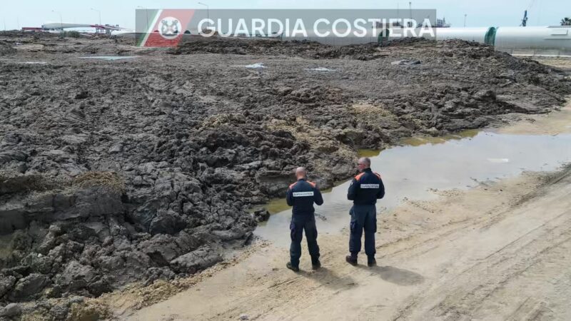 Quella bomba ecologica dimenticata all’ingresso del paese, danni ad ambiente e immagine turistica