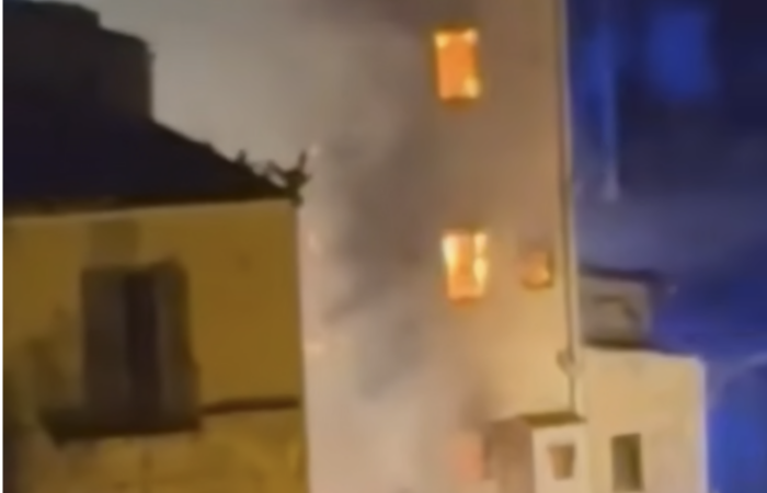 Porto Empedocle, maxi incendio in una palazzina disabitata: Crolla il tetto