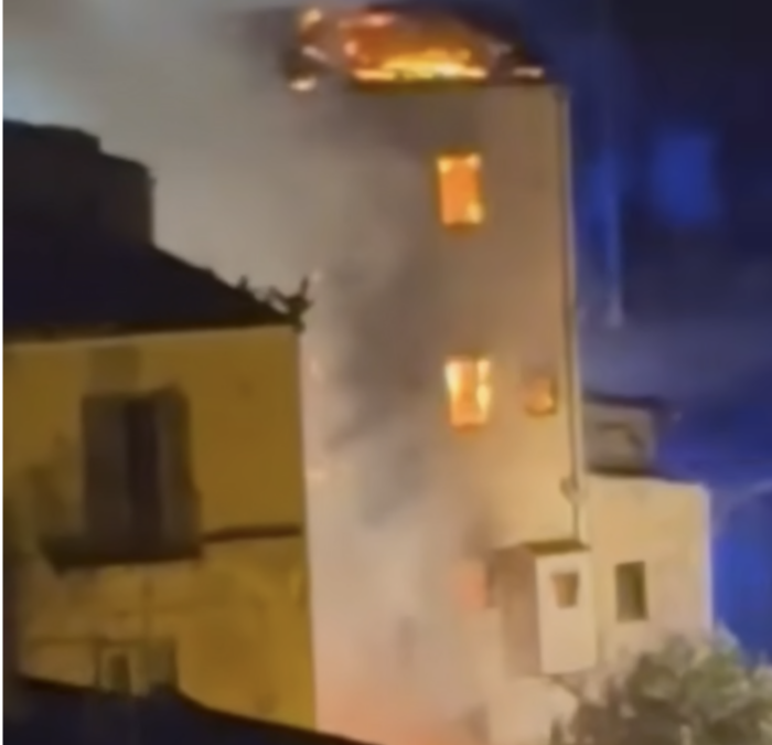 Porto Empedocle, maxi incendio in una palazzina disabitata: Crolla il tetto