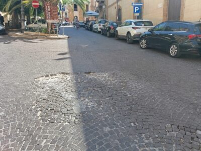 Agrigento, piazza Pirandello ridotta a un percorso a ostacoli: Pericolo davanti al Palazzo di città