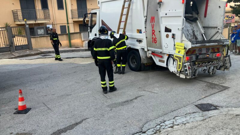 Via Regione Siciliana, la strada cede sotto un camion dei rifiuti: Le immagini sollevano dubbi sui lavori