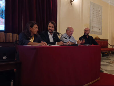 «Bravo!» – «Grazie!». Quando la conferenza stampa diventa teatro. La nostra solidarietà al giornalista Domenico Vecchio
