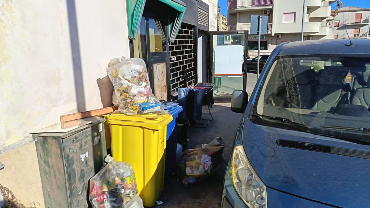 Quello “strano” marciapiedi, tra furgone in sosta, spazzatura e panni stesi ad asciugare