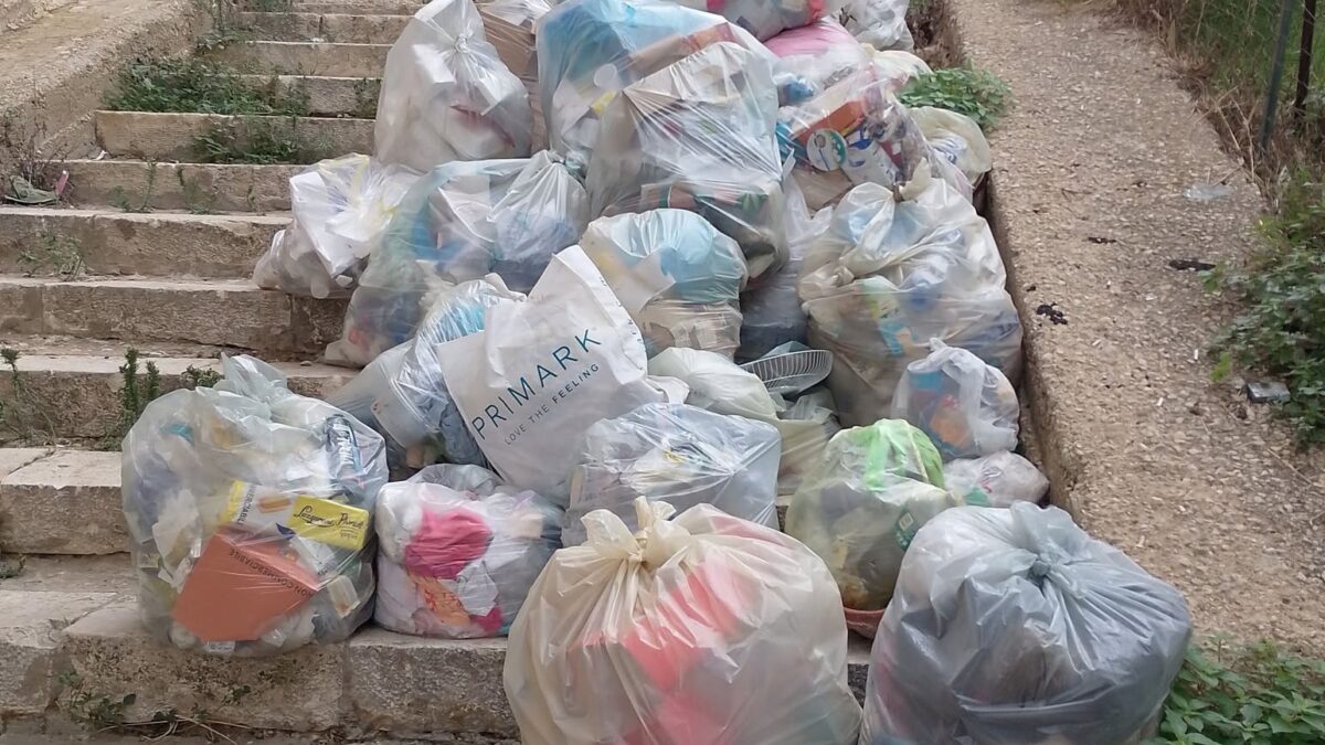 Agrigento, la città delle discariche a cielo aperto. Da via Acrone a via Esseneto, la spazzatura conquista anche le scalinate