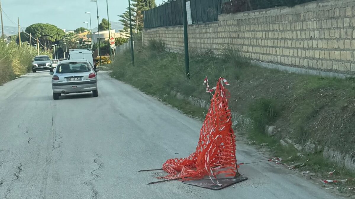 Via Cavaleri Magazzeni, transenna senza segnalazione: Pericolo di notte